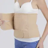 Mujer ajustando una faja postparto de color beige. La faja tiene un diseño acolchado y se sujeta con velcro.