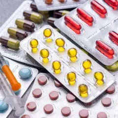 Variedad de pastillas y jeringuillas, buscando el mejor antiinflamatorio para hernia discal.