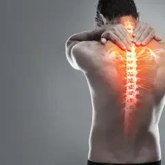 Hombre con dolor en la espalda alta, visualización de la columna vertebral con zonas de calor intenso.