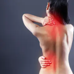 Mujer con dolor de espalda, mostrando los síntomas de dorsalgia en cuello y zona lumbar, con zonas rojas de inflamación.