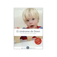 Un niño con síndrome de Down mira a la cámara. El libro "El síndrome de Down: Una introducción para padres" se muestra en la imagen.