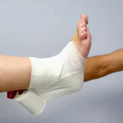 Pie con vendaje funcional aplicado para dar soporte y estabilidad.