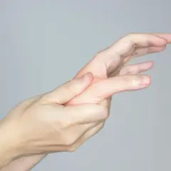 Mano tocando el dedo gordo, indicando dolor.