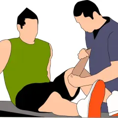 Fisioterapeuta ayuda a un paciente a recuperarse de una rotura fibrilar, mostrando que sí se puede andar con rehabilitación.