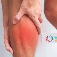 Persona sujetando su pierna con un área roja brillante, indicando un tiron muscular. Logo de Fisioterapia de los Ríos.