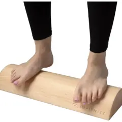 Pies descalzos sobre un tronco de madera, ideal para ejercicios de tronco hipopresivos y equilibrio.