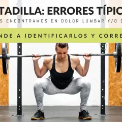 Mujer haciendo sentadilla con barra. Aprende cómo hacer una sentadilla correctamente para evitar dolor lumbar y de rodilla.