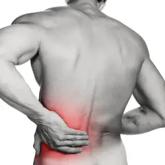 Hombre con mano en la zona lumbar, marcada en rojo, indicando dolor. ¿Cómo saber si tengo lumbago?