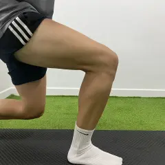 Persona haciendo zancada, con la rodilla flexionada. ¿Inflamación de rodilla, frío o calor?