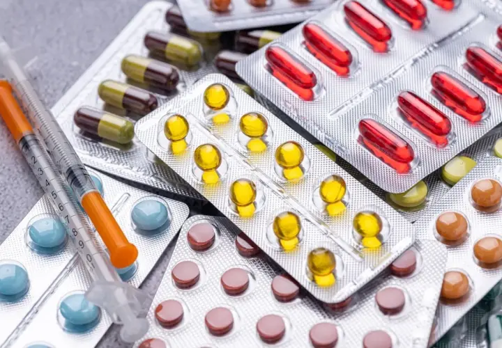Variedad de pastillas y jeringuillas, buscando el mejor antiinflamatorio para hernia discal.