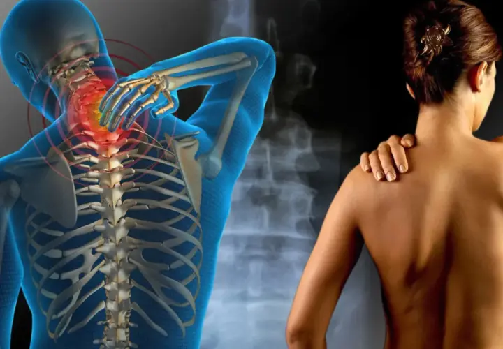 Anatomía humana con columna vertebral resaltada en rojo, sugiriendo dolor. Una mujer se toca el hombro. Podría ser una representación de la distrofia muscular.