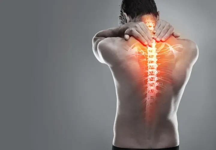 Hombre con dolor en la espalda alta, visualización de la columna vertebral con zonas de calor intenso.