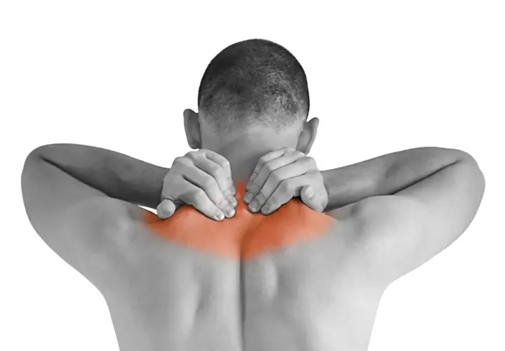 Hombre con dolor de cuello y hombros, posible contractura trapecio mareos.