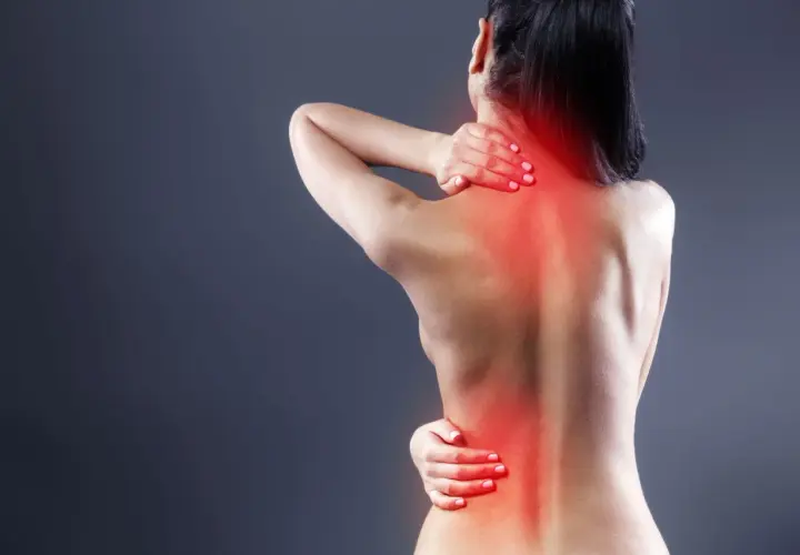 Mujer con dolor de espalda, mostrando los síntomas de dorsalgia en cuello y zona lumbar, con zonas rojas de inflamación.