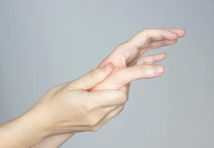 Mano tocando el dedo gordo, indicando dolor.