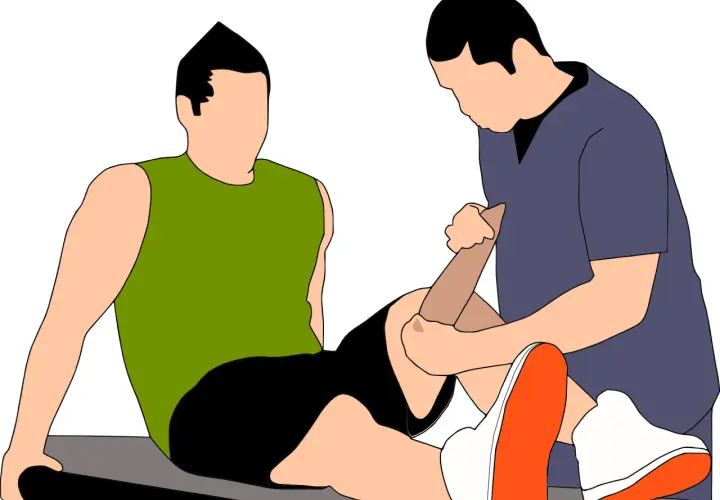 Fisioterapeuta ayuda a un paciente a recuperarse de una rotura fibrilar, mostrando que sí se puede andar con rehabilitación.