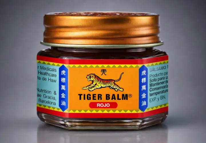 Crema frío calor muscular Tiger Balm Rojo, con su icónico tigre, ideal para aliviar dolores.