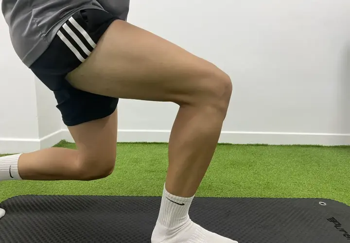 Persona haciendo zancada, con la rodilla flexionada. ¿Inflamación de rodilla, frío o calor?