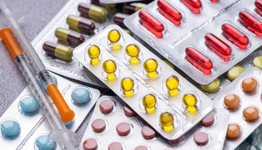 Variedad de pastillas y jeringuillas, buscando el mejor antiinflamatorio para hernia discal.