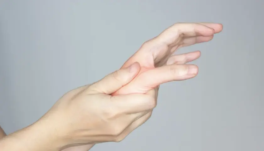 Mano tocando el dedo gordo, indicando dolor.