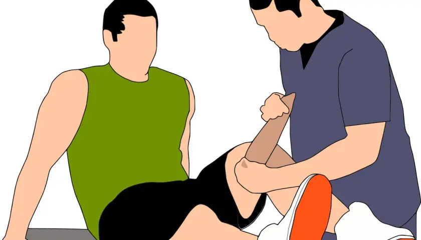 Fisioterapeuta ayuda a un paciente a recuperarse de una rotura fibrilar, mostrando que sí se puede andar con rehabilitación.