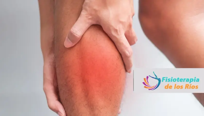 Persona sujetando su pierna con un área roja brillante, indicando un tiron muscular. Logo de Fisioterapia de los Ríos.