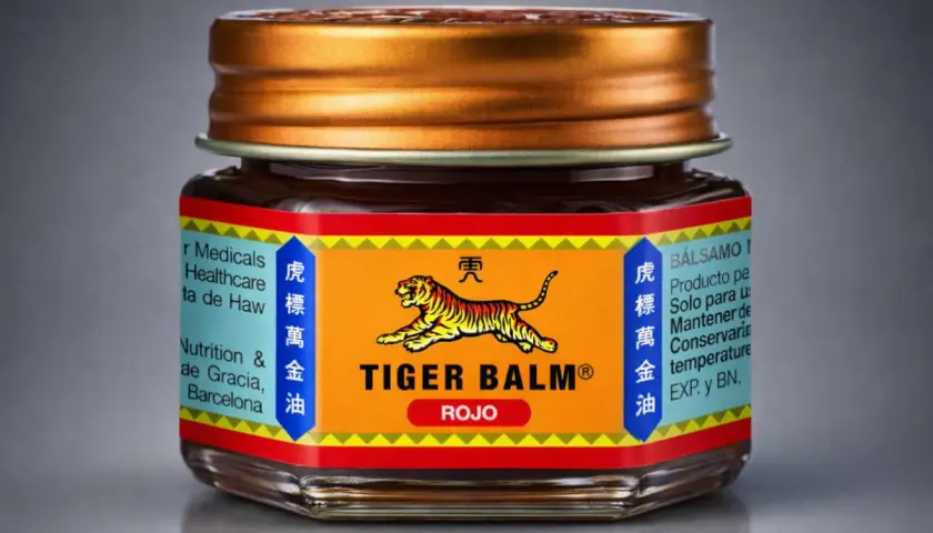 Crema frío calor muscular Tiger Balm Rojo, con su icónico tigre, ideal para aliviar dolores.