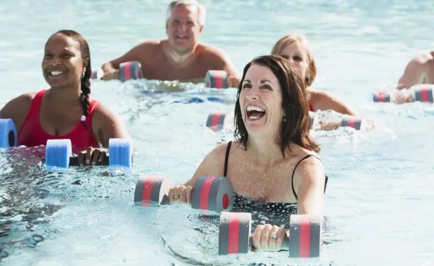 Aqua gym: Beneficios reales y ejercicios clave para tu salud