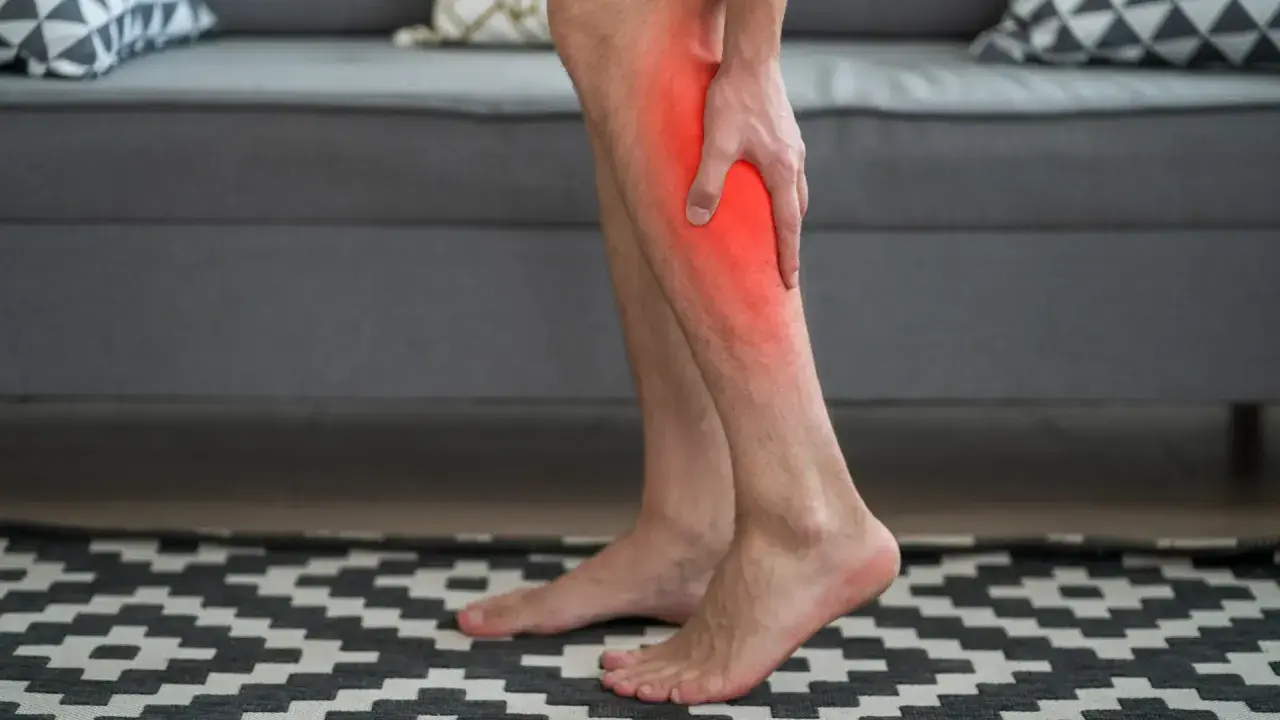 Hombre sujetando su gemelo con dolor, zona enrojecida. ¿Por qué se sube el gemelo?
