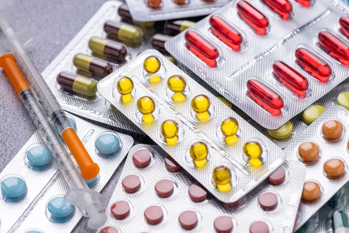 Variedad de pastillas y jeringuillas, buscando el mejor antiinflamatorio para hernia discal.