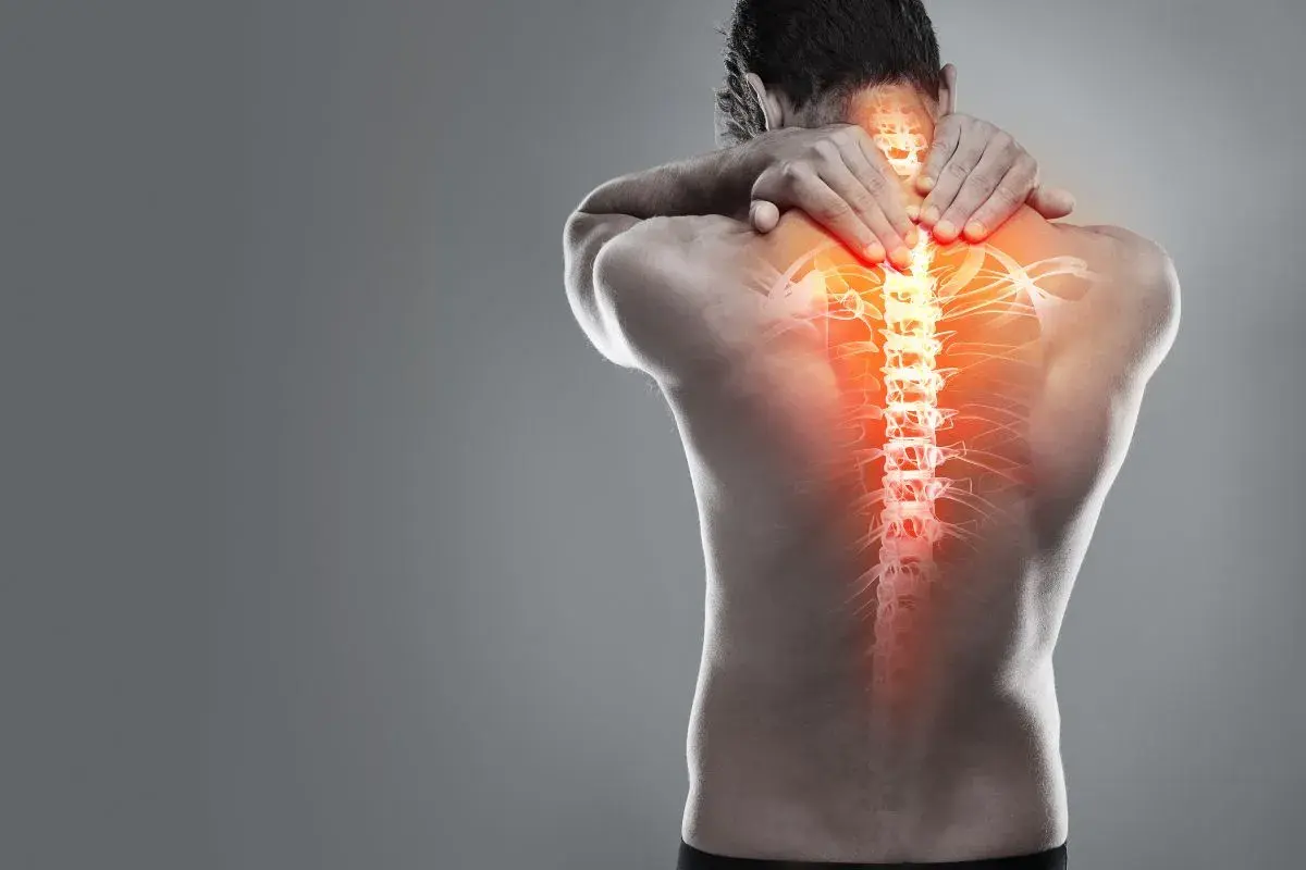 Hombre con dolor en la espalda alta, visualización de la columna vertebral con zonas de calor intenso.