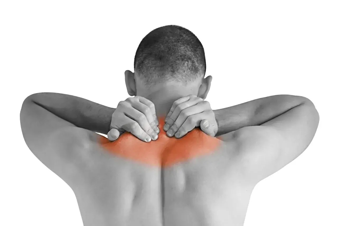 Hombre con dolor de cuello y hombros, posible contractura trapecio mareos.