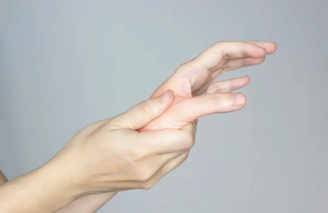 Mano tocando el dedo gordo, indicando dolor.