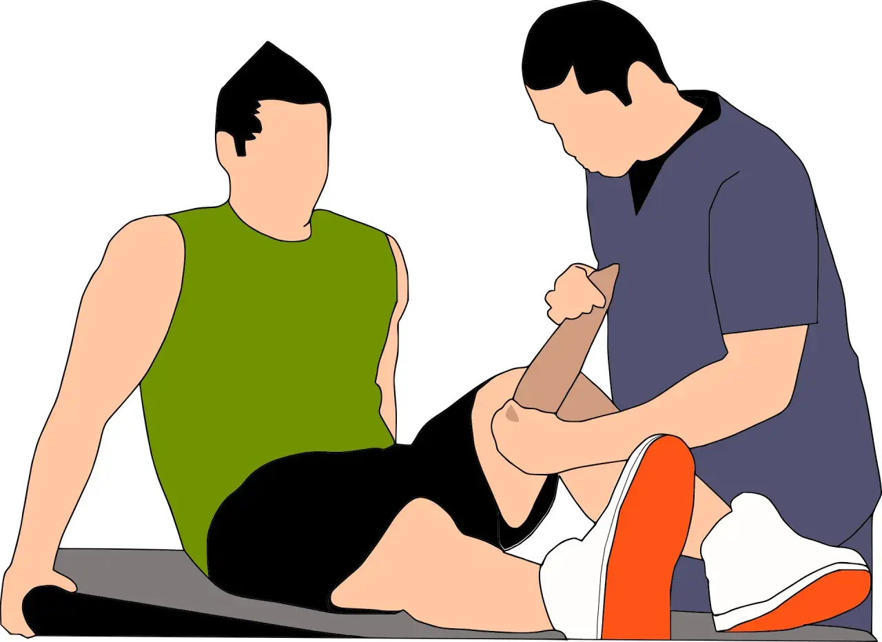 Fisioterapeuta ayuda a un paciente a recuperarse de una rotura fibrilar, mostrando que sí se puede andar con rehabilitación.