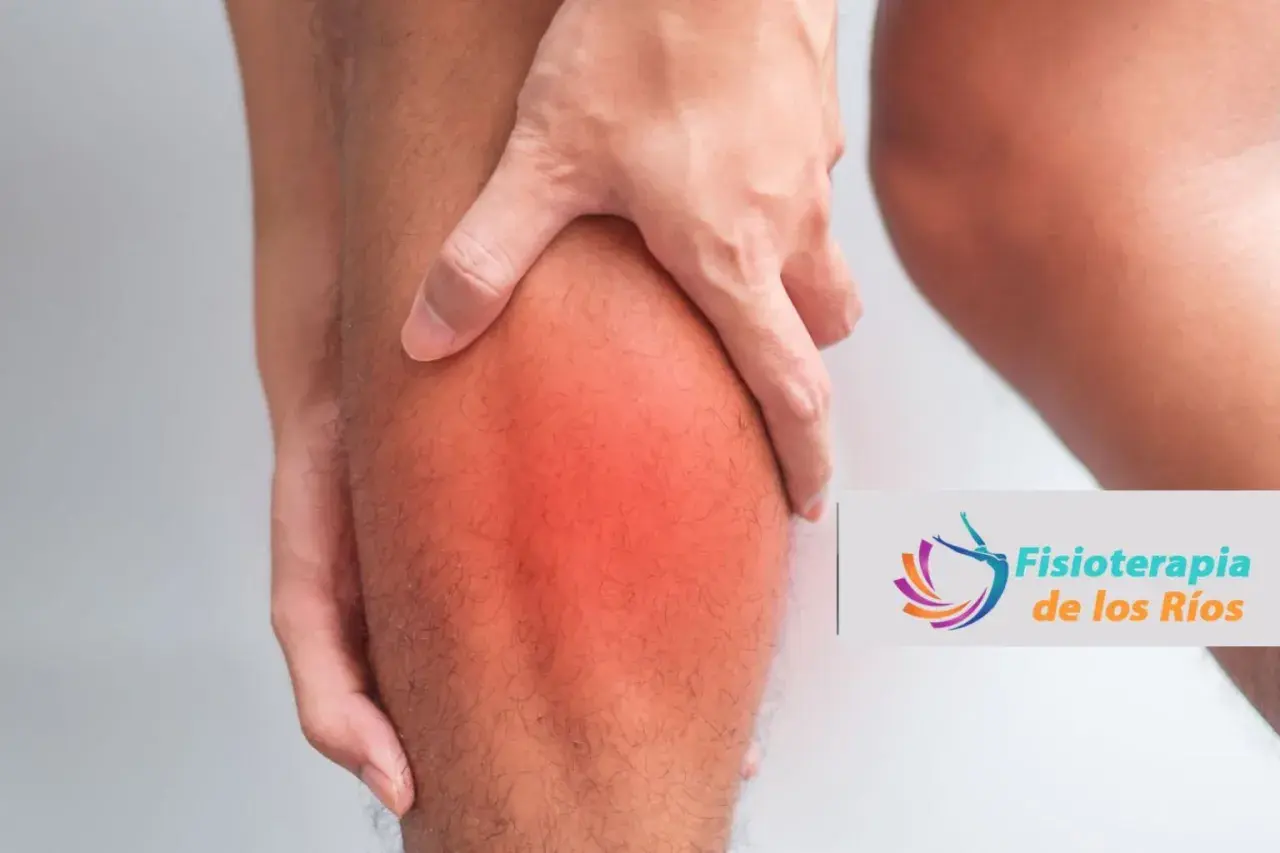 Persona sujetando su pierna con un área roja brillante, indicando un tiron muscular. Logo de Fisioterapia de los Ríos.
