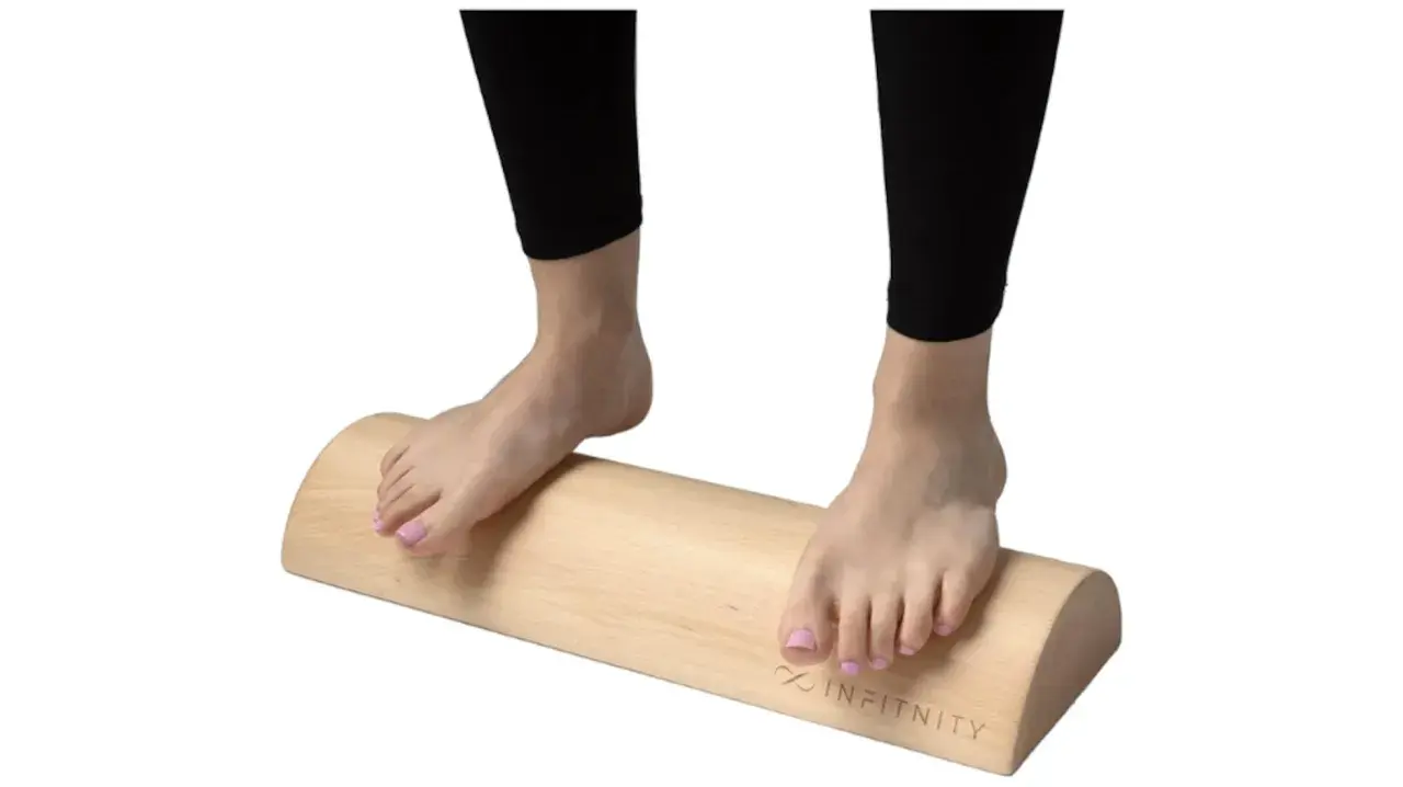 Pies descalzos sobre un tronco de madera, ideal para ejercicios de tronco hipopresivos y equilibrio.