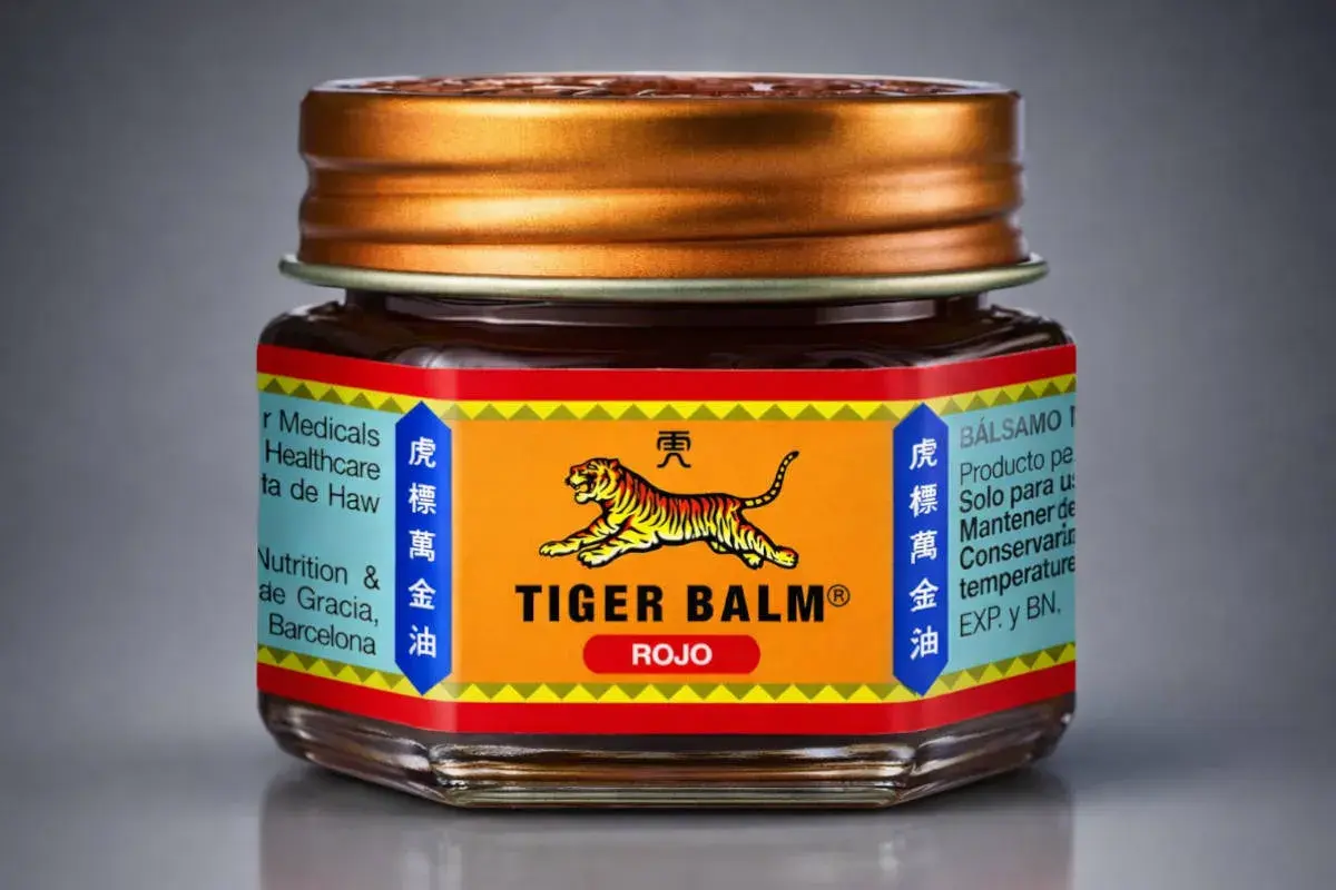 Crema frío calor muscular Tiger Balm Rojo, con su icónico tigre, ideal para aliviar dolores.