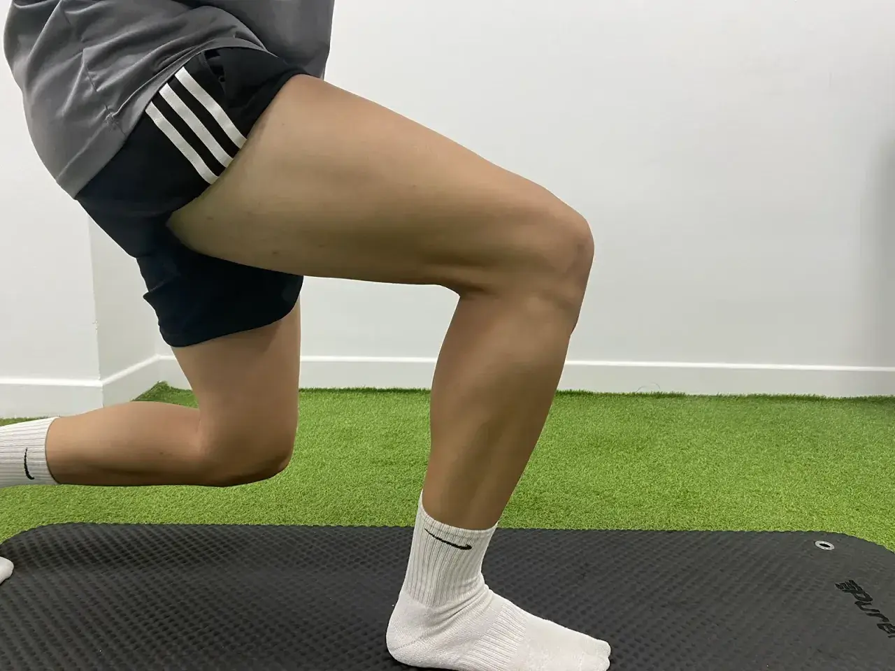 Persona haciendo zancada, con la rodilla flexionada. ¿Inflamación de rodilla, frío o calor?