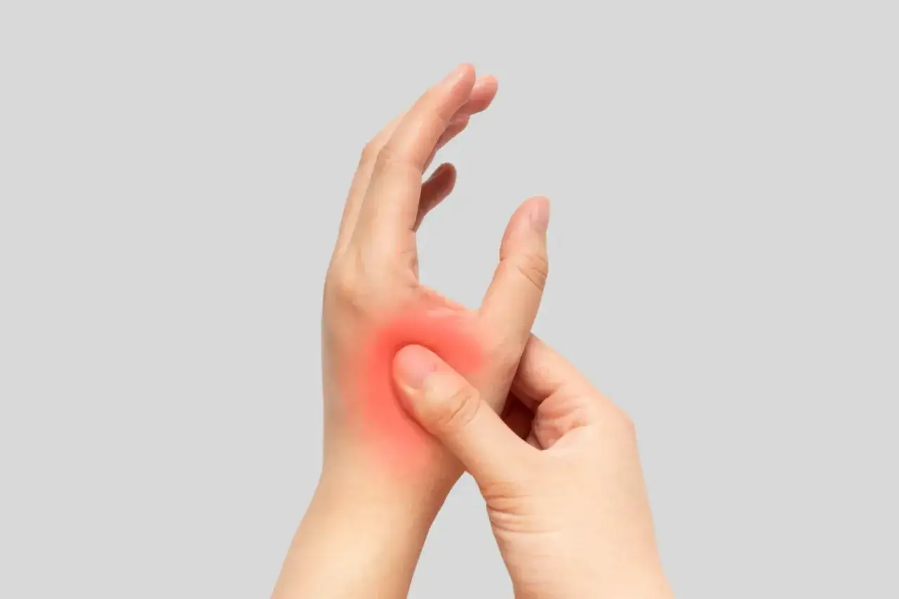 Una mano con un &aacute;rea roja brillante que indica dolor en el dedo gordo.
