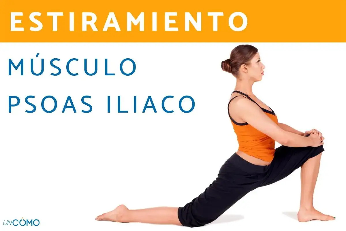 Mujer realizando estiramiento psoas iliaco en posici&oacute;n de zancada.