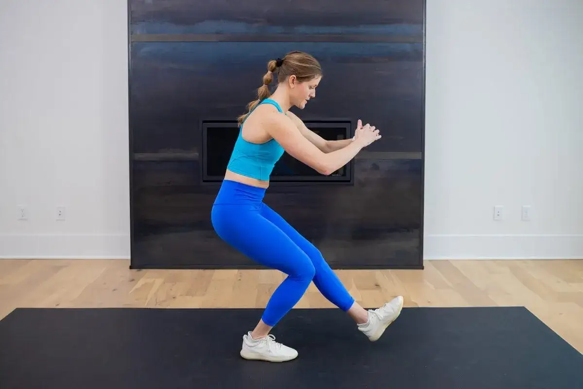 Mujer haciendo sentadilla b&uacute;lgara para fortalecer rodilla.