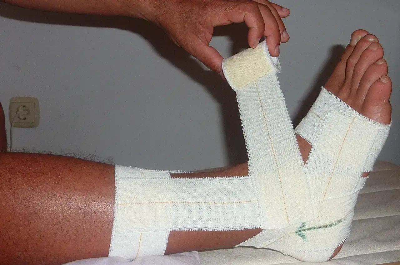 Aplicaci&oacute;n de vendaje funcional en tobillo para soporte y recuperaci&oacute;n.