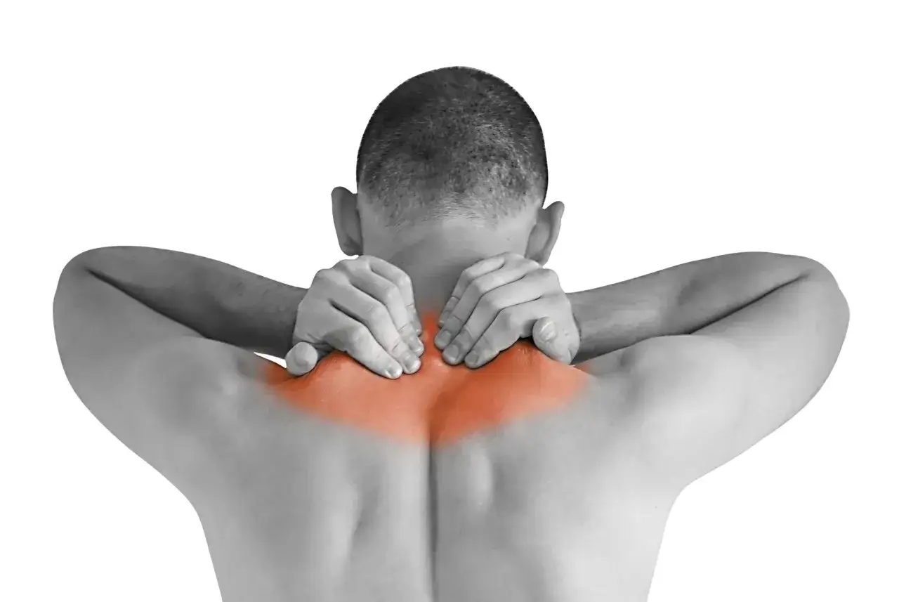 Hombre con dolor de cuello y hombros, posible contractura trapecio mareos.