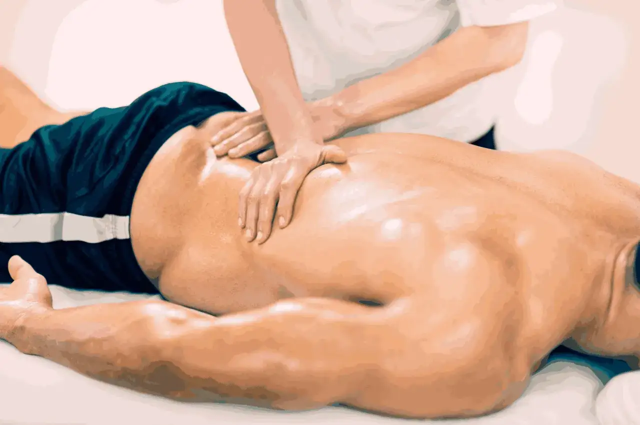 Man recibiendo masajes deportivos en la espalda para aliviar la tensi&oacute;n muscular.